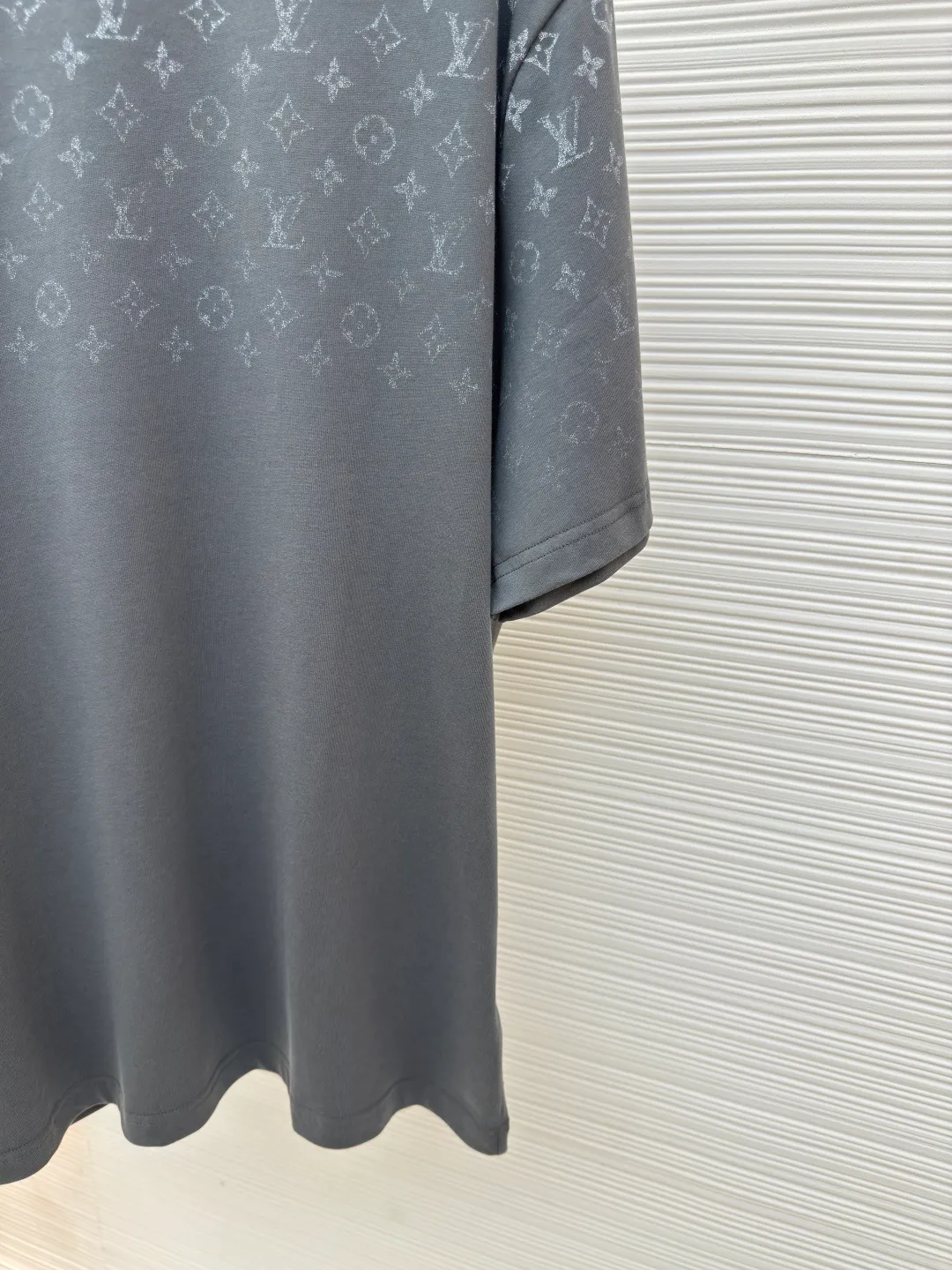 LOUIS VUITTON Gradient presbyopic T-shirt ●Authentic product: Purchased and developed by 8450 ●Item number: 1680214-A10 ●Fabric: refined sulfur cotton fabric ●Technology: printing production ●Version: fitted version ●Weight: about 305 grams ●Size: XS-S-M-L ●Description: The fabric is made of 32s double-ply combed cotton compact siro-spun yarn, matched with 1*1 flat knitted cotton thread. The entire garment's front and rear panels, left and right sleeves, are printed with Kornit white ink digital direct injection. The first draft is made based on the Y-plate scanned pattern, and the clarity of the first draft is corrected by hand to ensure that the printed flower pieces have a gradient and orderly visual effect. The overall wiring is straight and delicate, the fabric is comfortable and soft, and the color is consistent without color difference. It can be matched with the same style to create a fashionable look and control various occasions. Customized accessories, complete with three standards, same style for men and women!